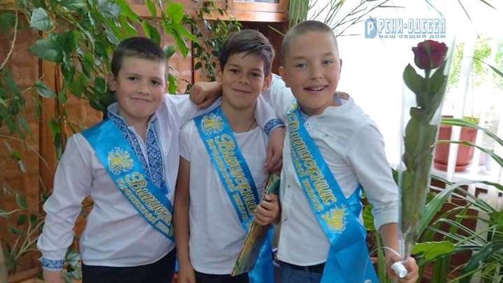 дети школьники выпускники с лентами