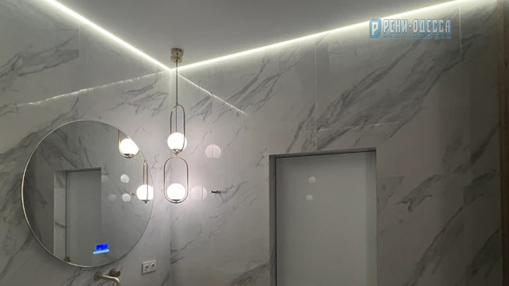 Французские натяжные потолки в Одессе - ванная комната с подсветкой потолка по периметру